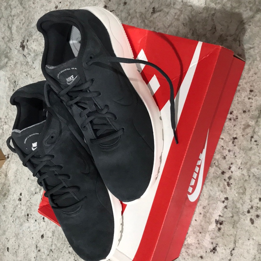 Women’s Nike LD Runner LW Prem  Brand New Size 11